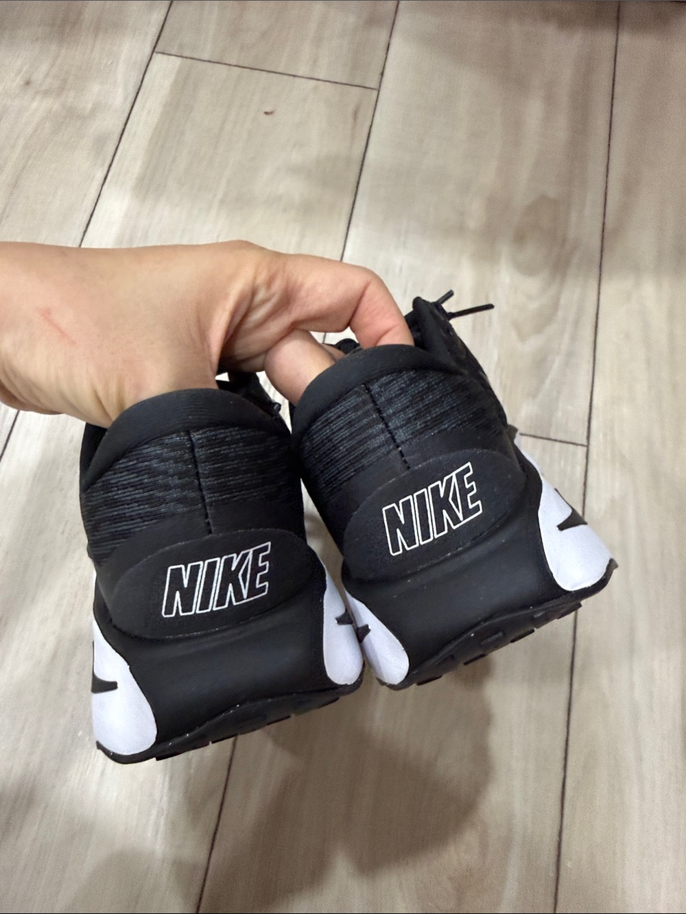 Nike Men’s Black and White Wave-Soled Running Shoes - Picture 5 of 7